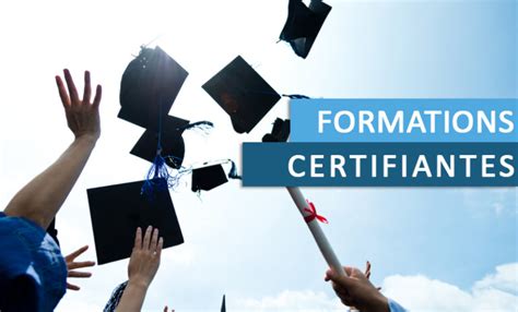 image lancé de chapeaux diplômés